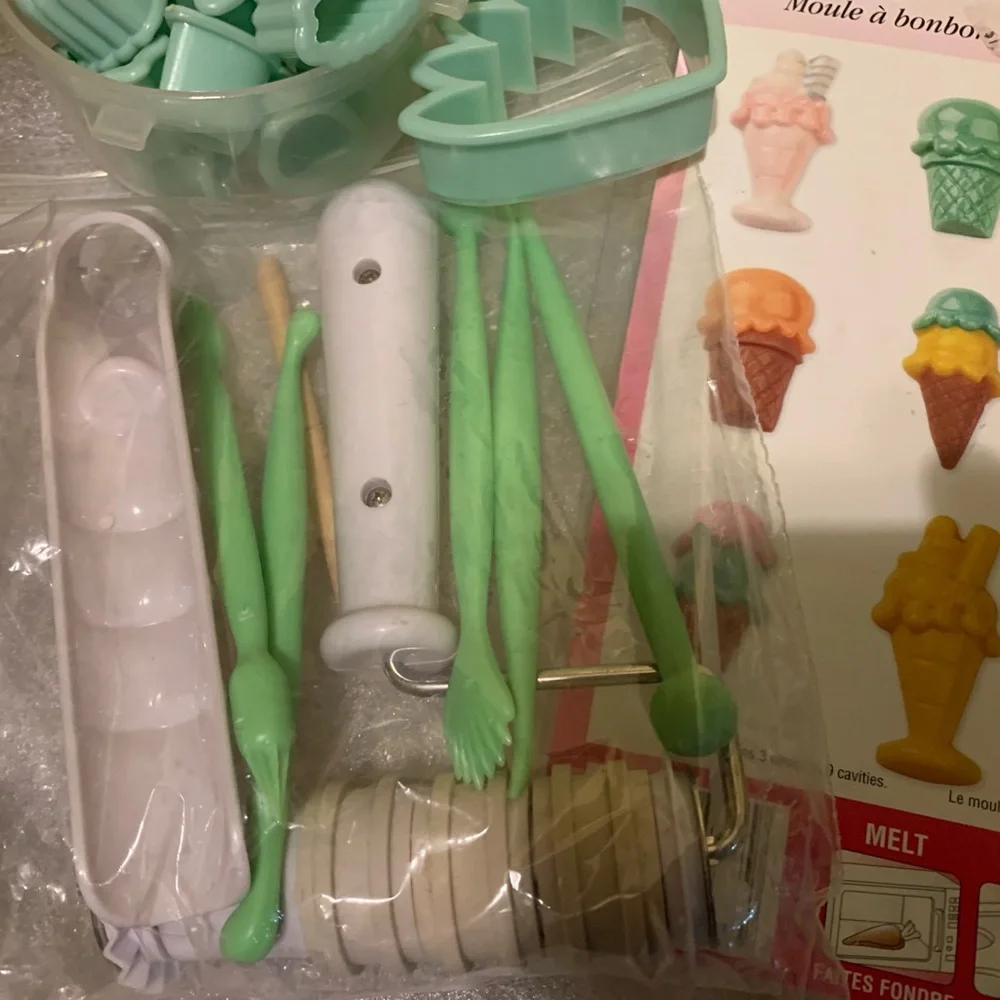 Cake decorating supplies